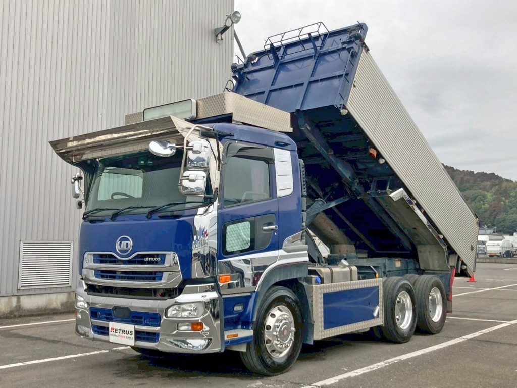 フロント周り、メッキパーツで飾っています。|UDトラックス クオン QKG-CW5XLの写真1