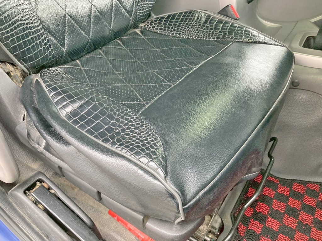 運転席座面にヘタリがあります。|UDトラックス クオン QKG-CW5XLの写真8