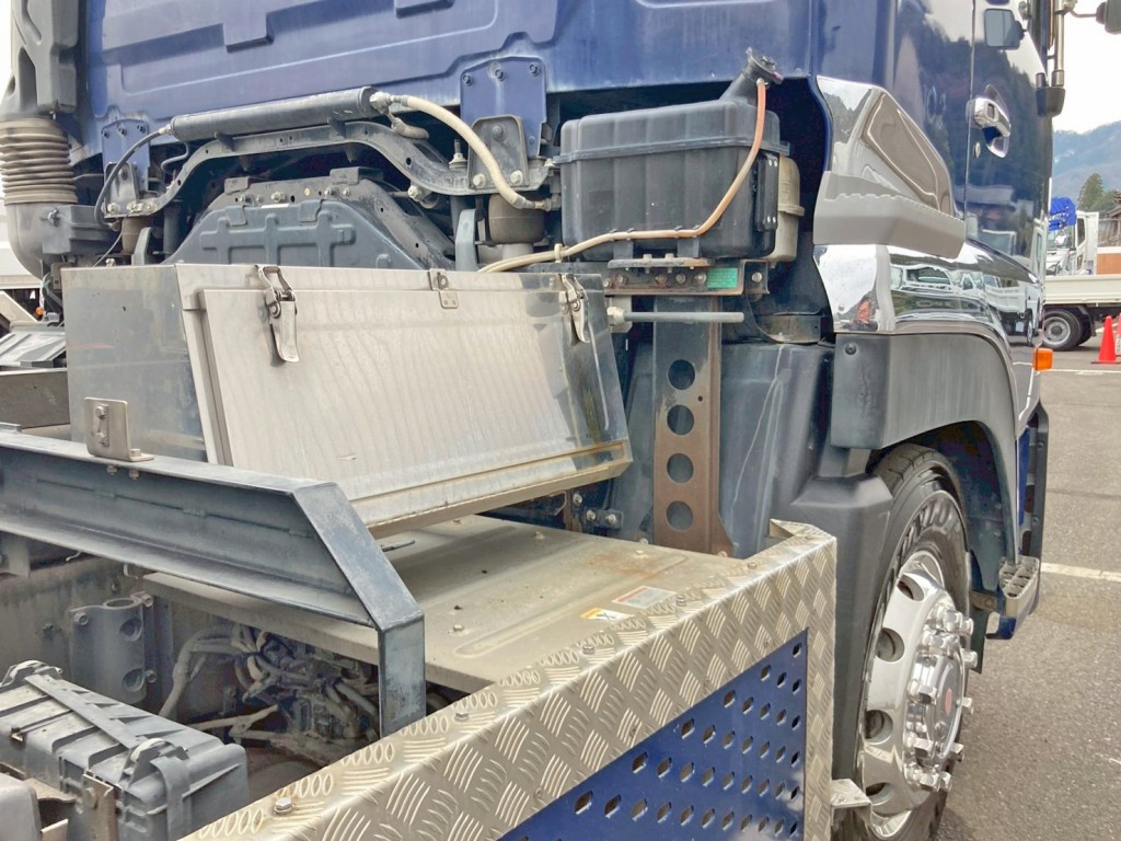 運転席側にステンレス製の工具箱が付いています。|UDトラックス クオン QKG-CW5XLの写真17