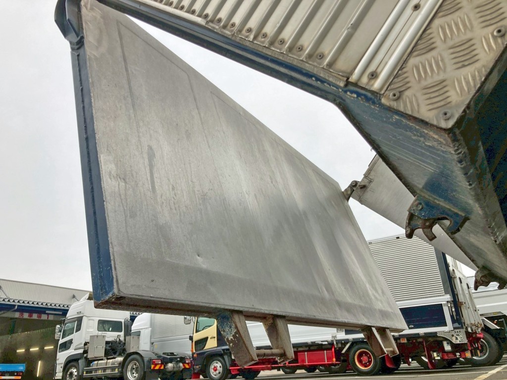 リヤゲートもステンレス製です。|UDトラックス クオン QKG-CW5XLの写真19