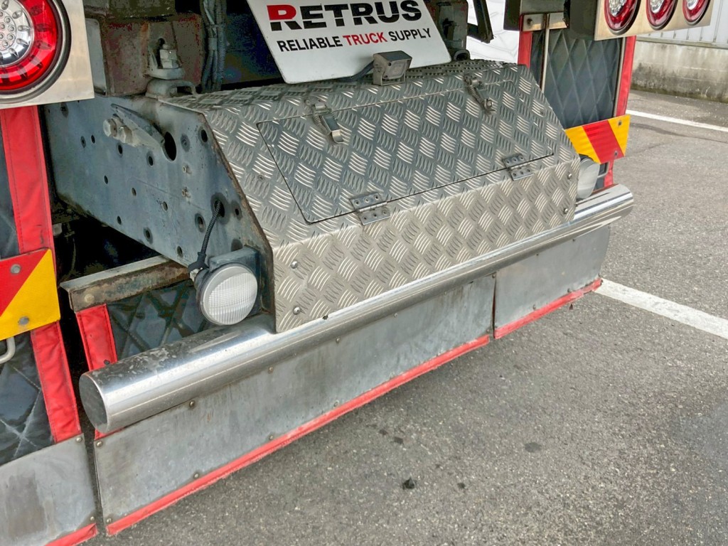 リヤに工具箱が付いています。(リヤバンパーは車検非対応です)|UDトラックス クオン QKG-CW5XLの写真22