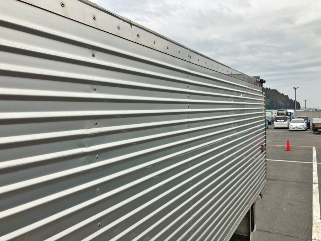 ボディー助手席側前方上部に引きキズがあります。|UDトラックス クオン QKG-CW5XLの写真24