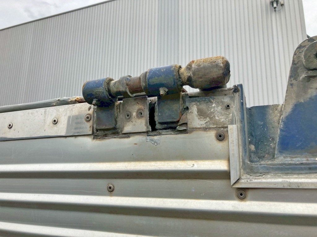 助手席側コボレーン後方ヒンジの取り付け部に割れがあります。|UDトラックス クオン QKG-CW5XLの写真25