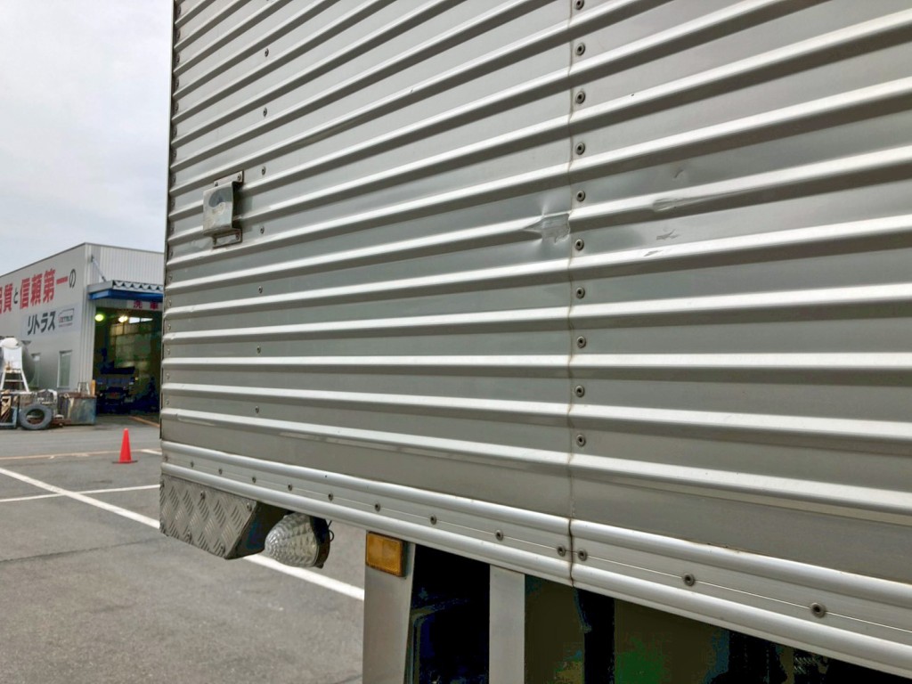 ボディー運転席側後方下部に引きキズがあります。|UDトラックス クオン QKG-CW5XLの写真27