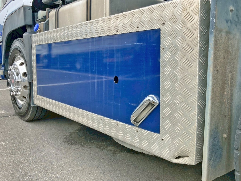 助手席側サイドバンパー後方に穴あき箇所があります。(サイドバンパー部ライト分全幅オーバーしています)|UDトラックス クオン QKG-CW5XLの写真28