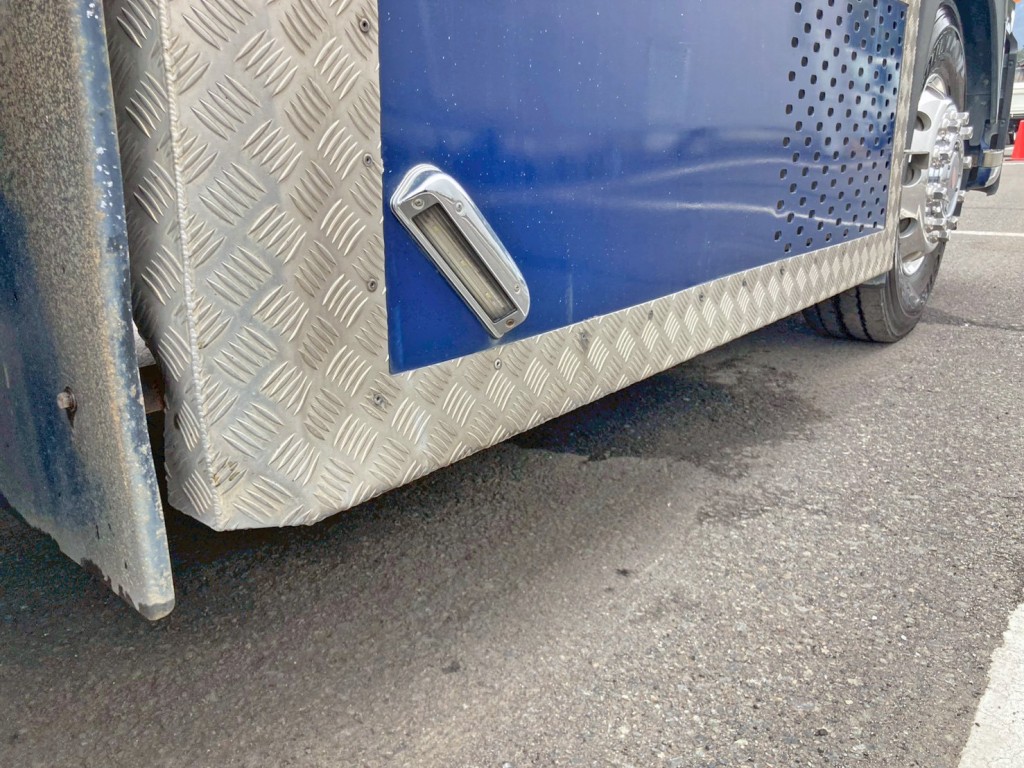 運転席側サイドバンパー後方にヘコミがあります。(サイドバンパー部ライト分全幅オーバーしています)|UDトラックス クオン QKG-CW5XLの写真29