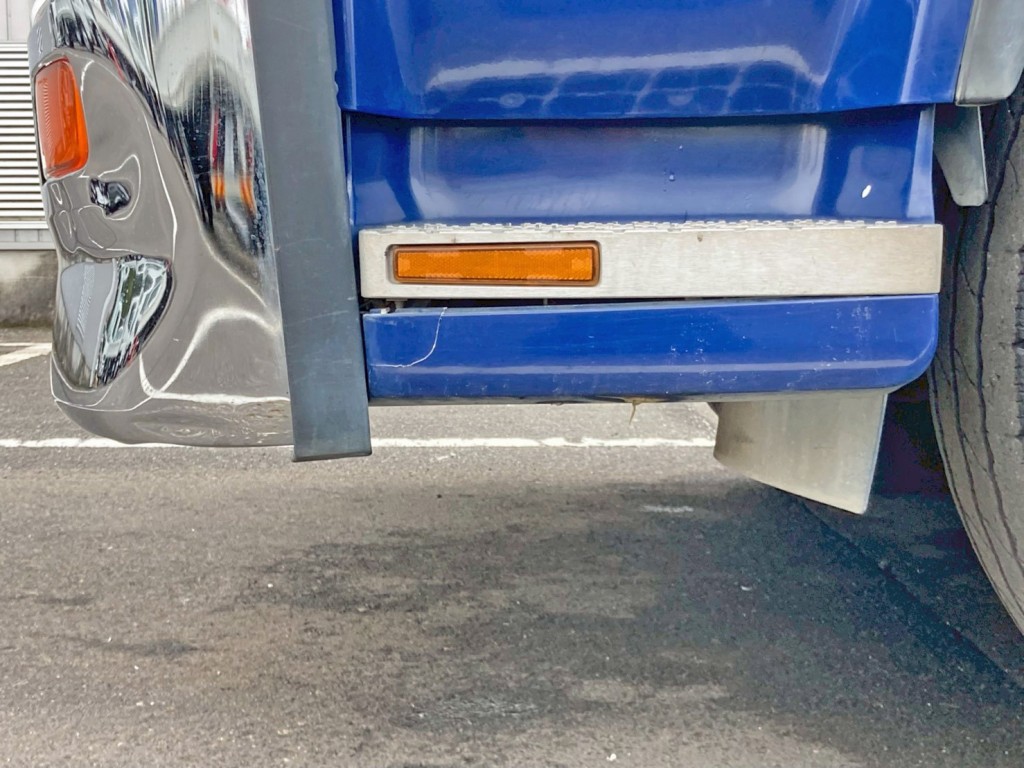 助手席側ステップカバーに割れがあります。|UDトラックス クオン QKG-CW5XLの写真30