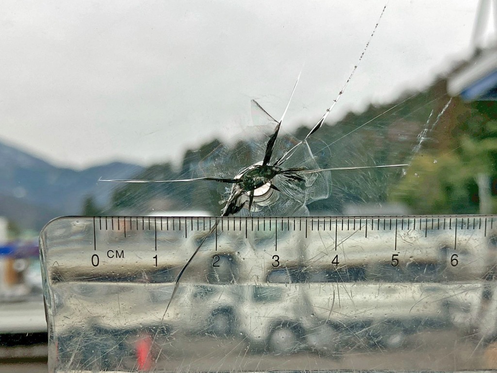 フロントガラス運転席側上部に飛び石・割れがあります。|UDトラックス クオン QKG-CW5XLの写真32