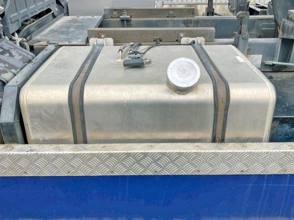 燃料タンクは300Lアルミ製です。|UDトラックス クオン QKG-CW5XLの写真34