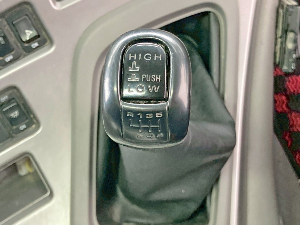 Low ⇔ High切り替えスイッチ付きのマニュアル12速です。|UDトラックス クオン QKG-CW5XLの写真37