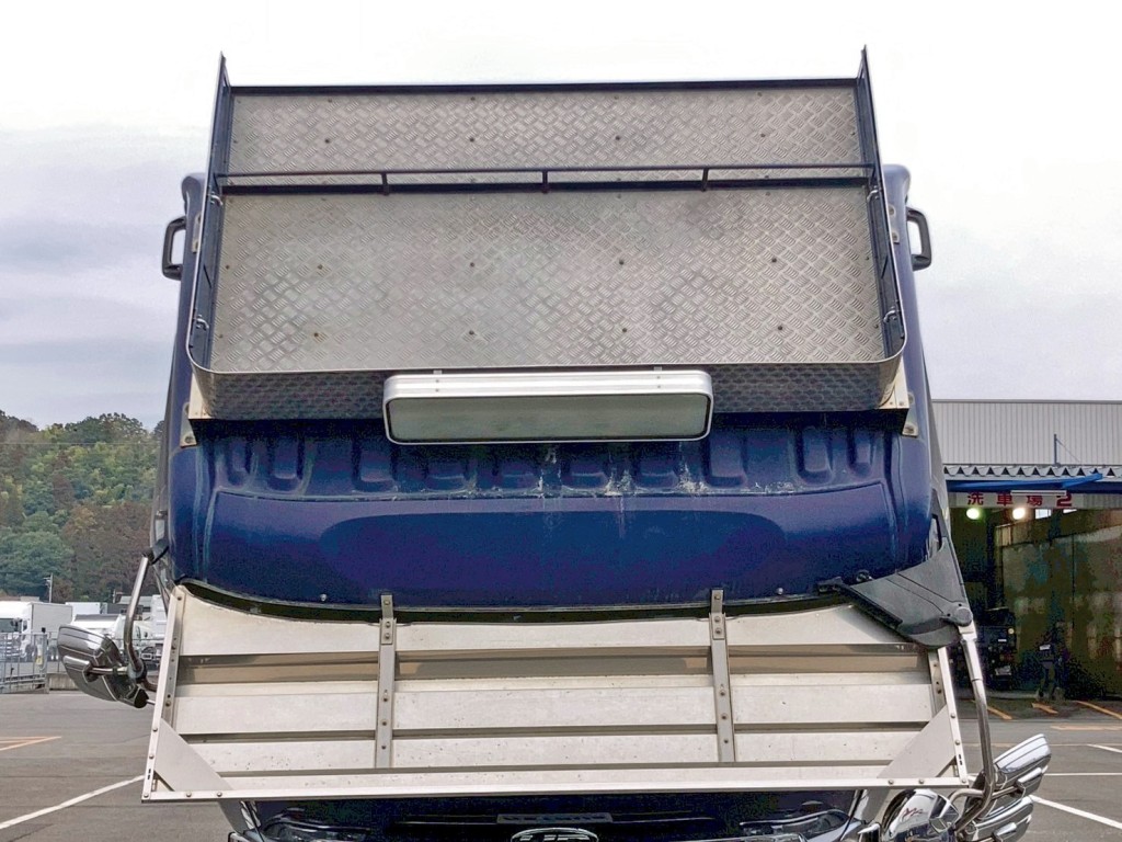 ルーフにシートデッキが付いています。|UDトラックス クオン QKG-CW5XLの写真39