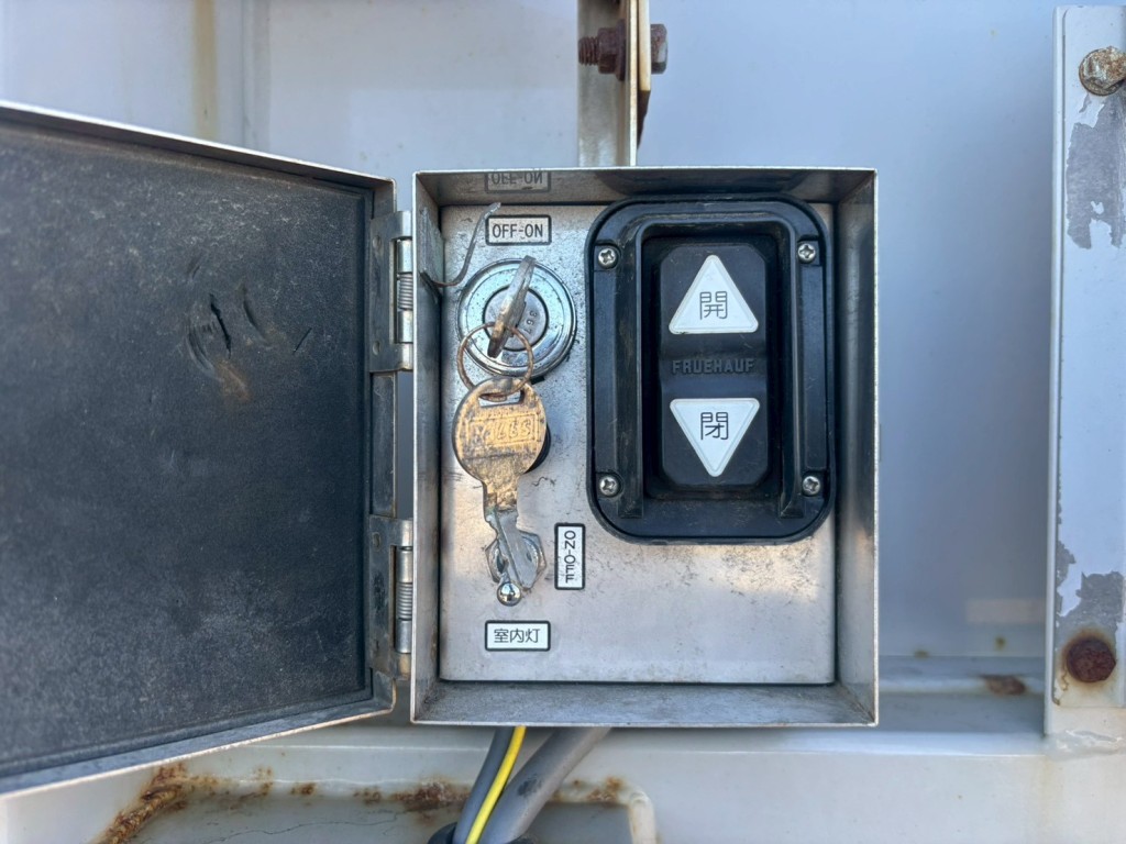 左右前方にウイングの開閉スイッチが付いています。|フルハーフ  DFPTF341A改の写真24