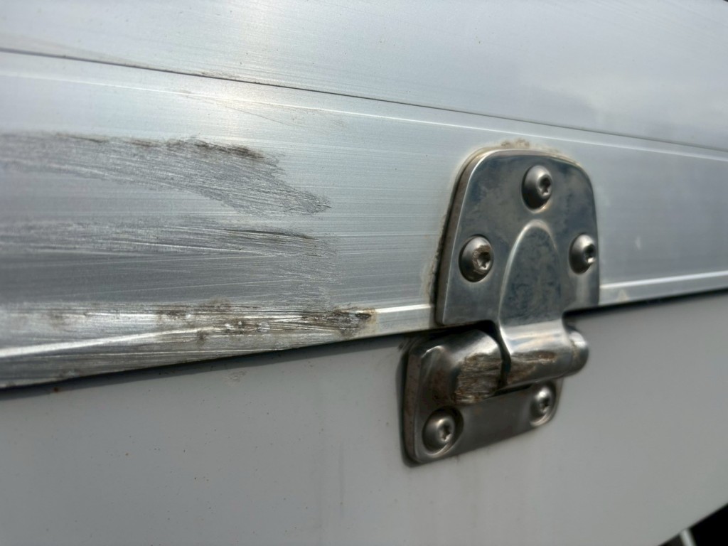 助手席側アオリにヘコミ傷あります。(丁番に擦り傷あります）|フルハーフ  DFPTF341A改の写真15