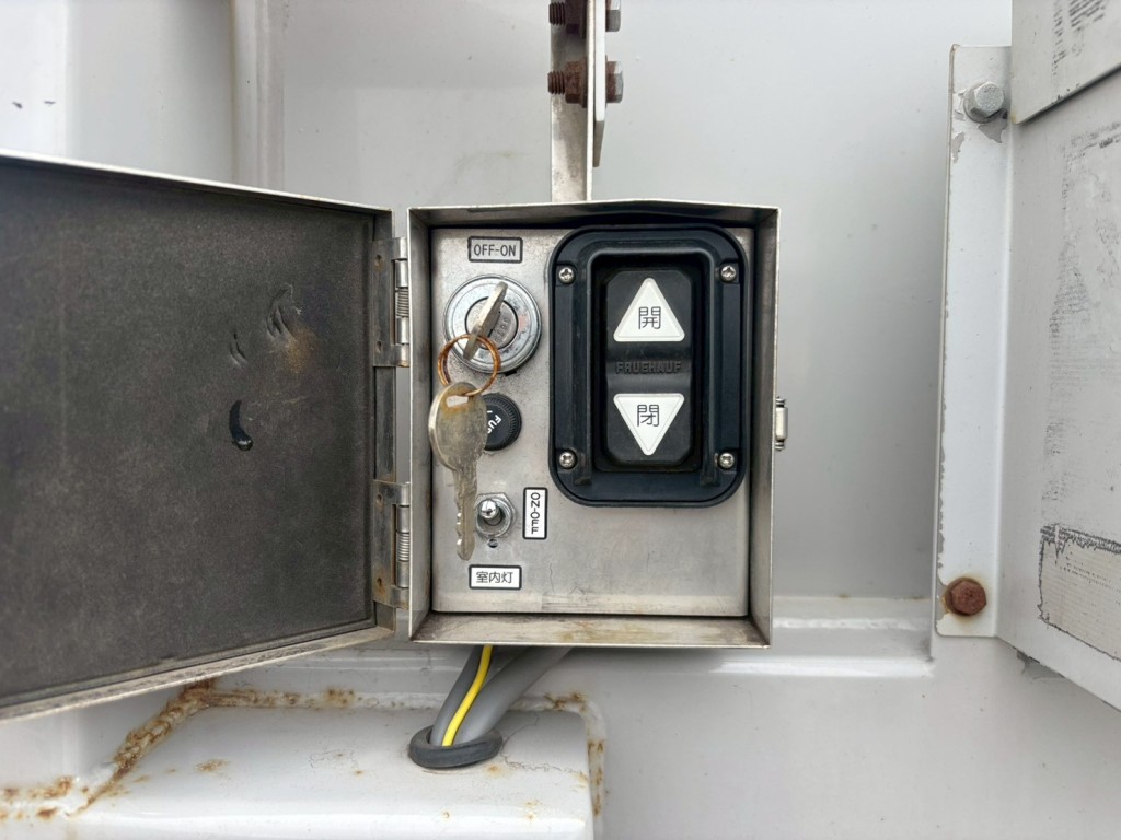 左右前方にウイングの開閉スイッチが付いています。|フルハーフ  DFPTF341A改の写真23