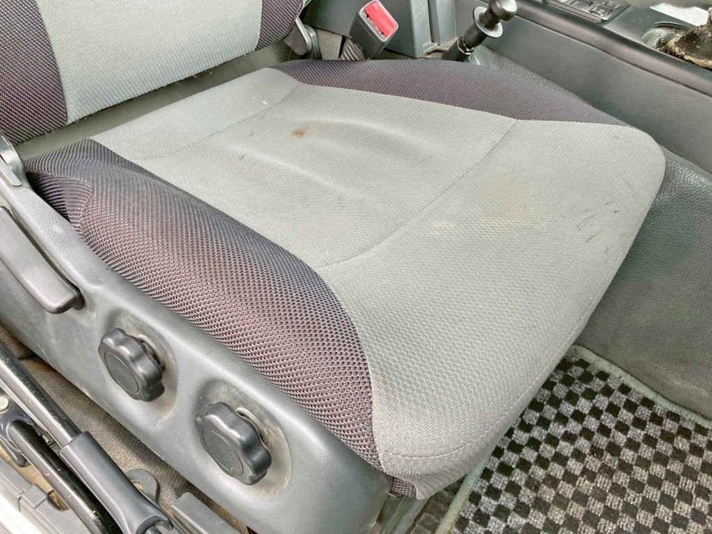 運転席座面にヘタリがあります。|三菱 スーパーグレート QKG-FV50VXの写真8