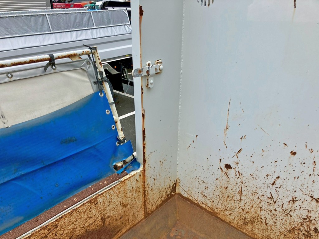 助手席側ストッパーの状態です。|三菱 スーパーグレート QKG-FV50VXの写真13