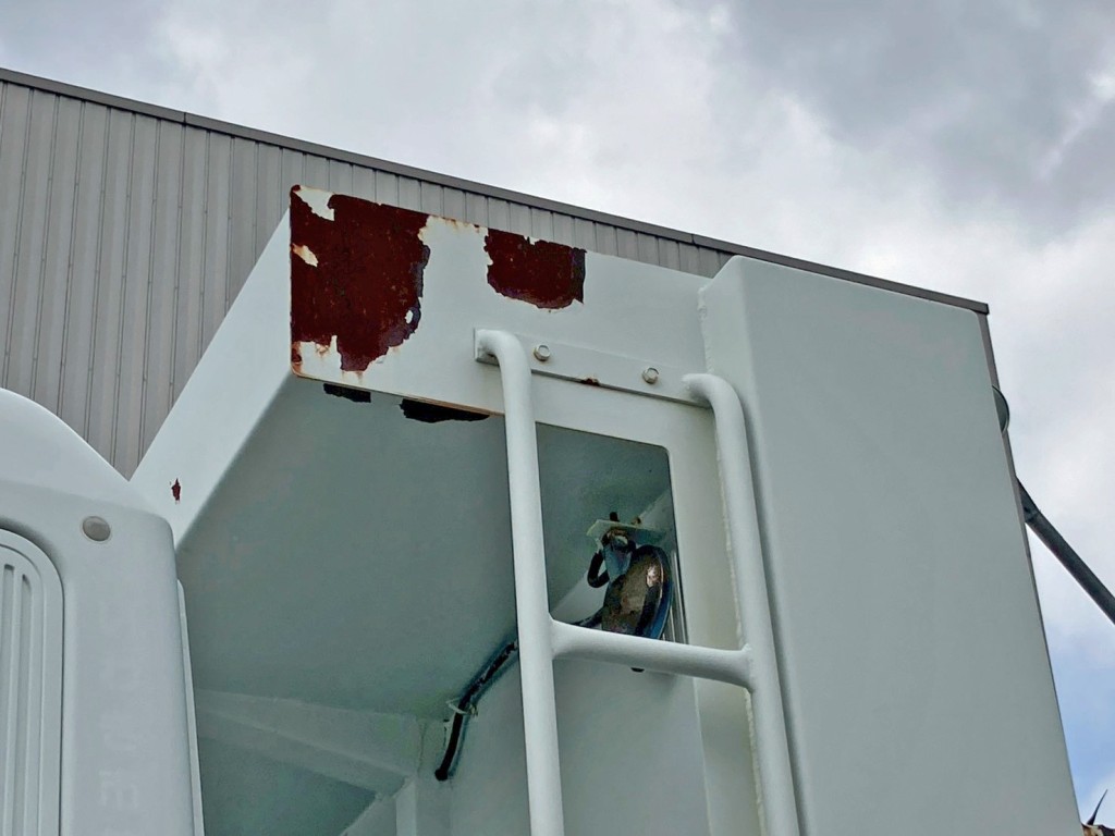 シートデッキ助手席側にサビがあります。|三菱 スーパーグレート QKG-FV50VXの写真17