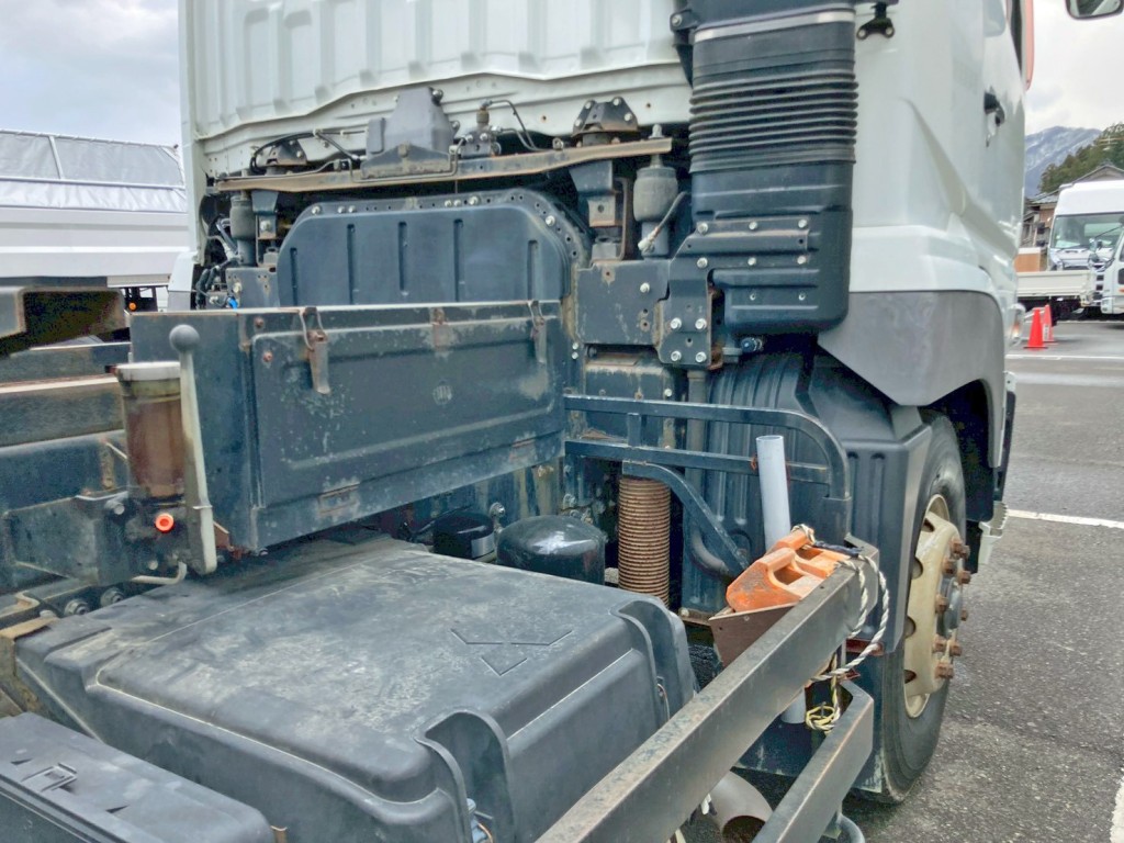 運転席側に工具箱が付いています。|三菱 スーパーグレート QKG-FV50VXの写真20