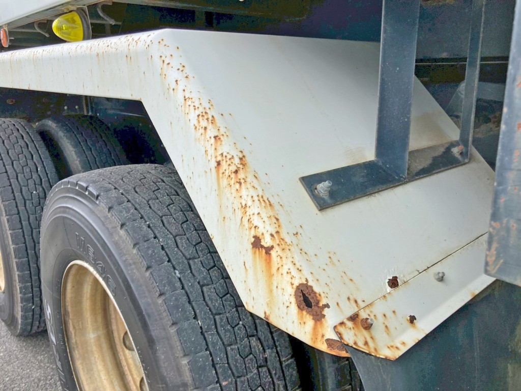 助手席側リヤフェンダー後方に腐食・穴あきがあります。|三菱 スーパーグレート QKG-FV50VXの写真27