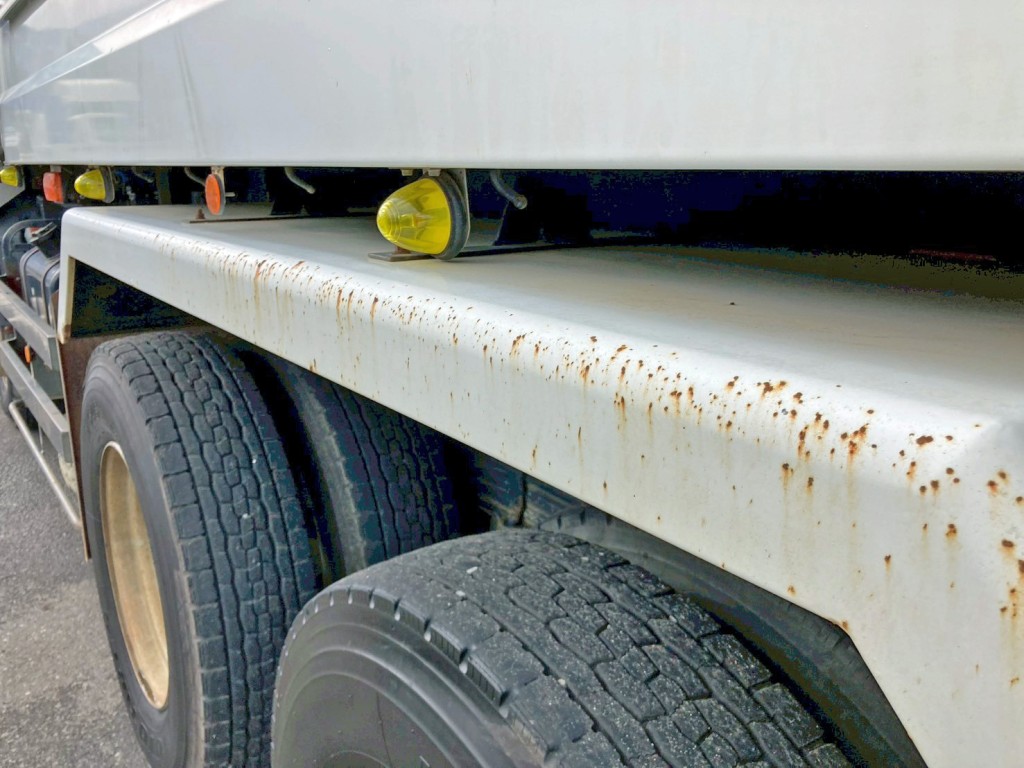 助手席側リヤフェンダー側面にサビがあります。|三菱 スーパーグレート QKG-FV50VXの写真28