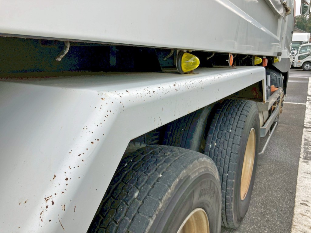 運転席側リヤフェンダー側面にサビがあります。|三菱 スーパーグレート QKG-FV50VXの写真29