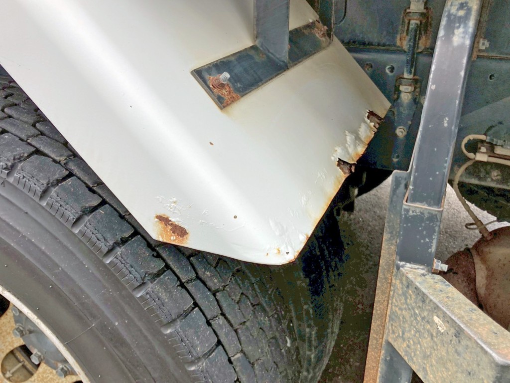 運転席側リヤフェンダー前方にサビがあります。|三菱 スーパーグレート QKG-FV50VXの写真30