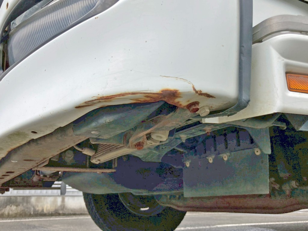 フロントバンパー助手席側下部にキズ・サビがあります。|三菱 スーパーグレート QKG-FV50VXの写真31