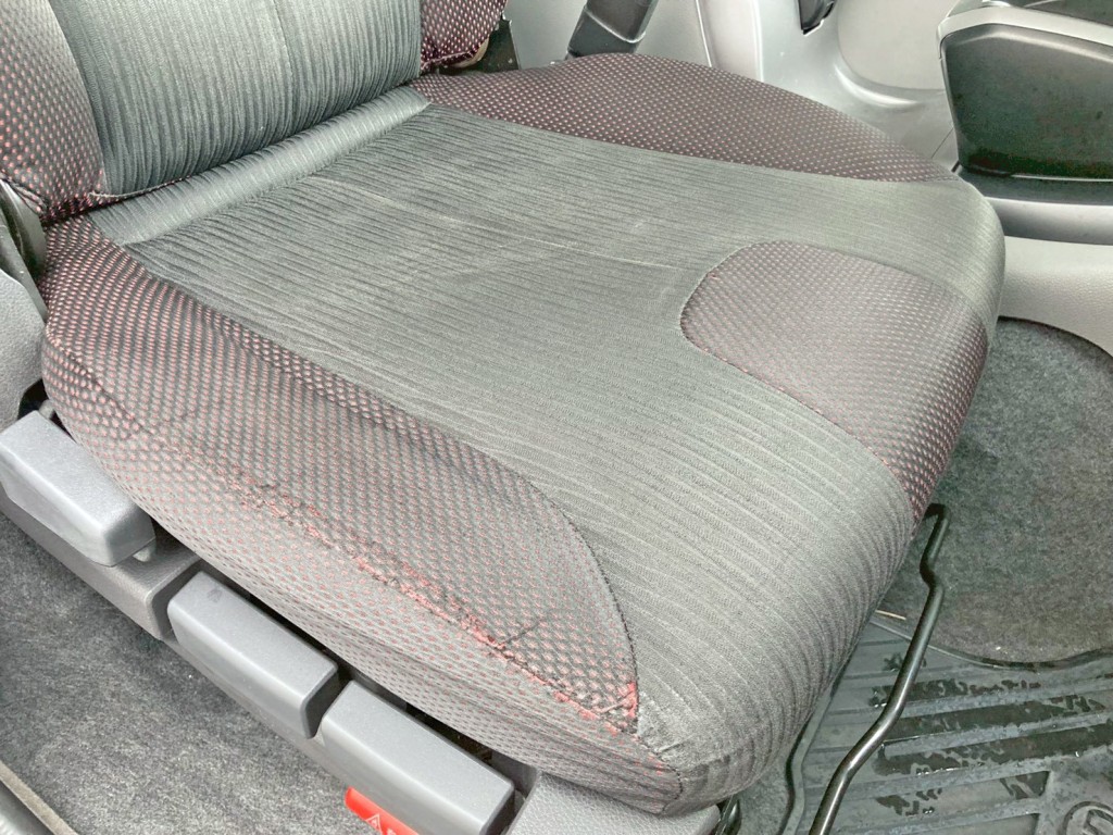 運転席座面にヘタリがあります。|UDトラックス クオン 2PG-GK5AADの写真9