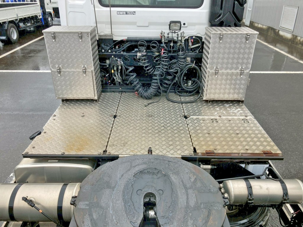 踊り場は縞板アルミです。|UDトラックス クオン 2PG-GK5AADの写真10