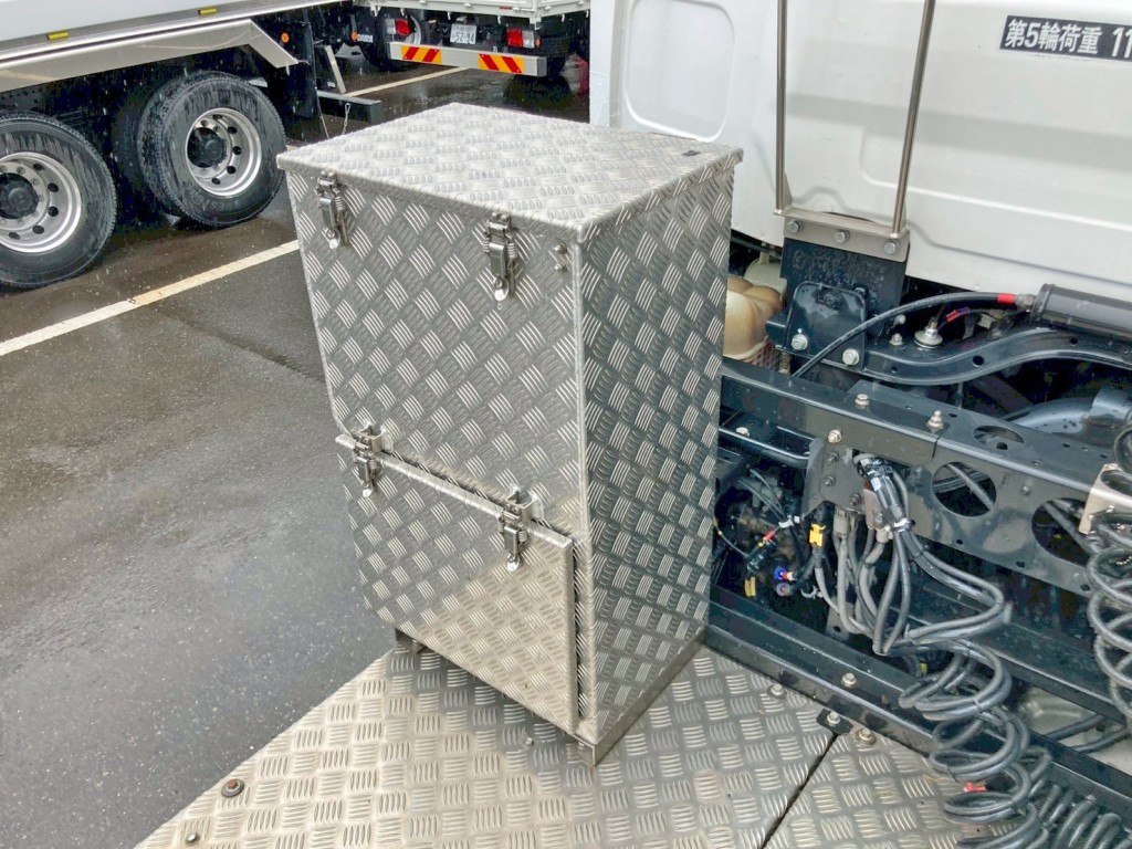 踊り場前方助手席側に工具箱が付いています。|UDトラックス クオン 2PG-GK5AADの写真11