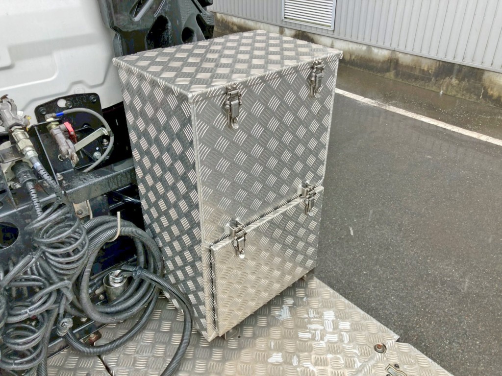 踊り場前方運転席側に工具箱が付いています。|UDトラックス クオン 2PG-GK5AADの写真12