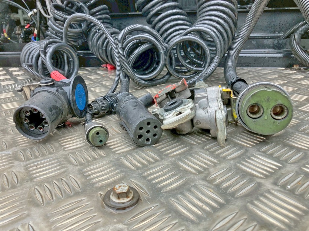 接続コネクター類です。|UDトラックス クオン 2PG-GK5AADの写真13