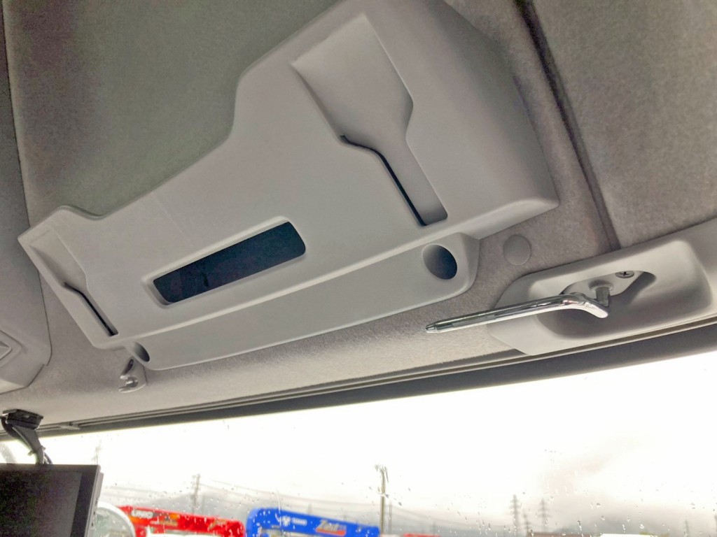 運転席側のサンバイザーが欠品しています。|UDトラックス クオン 2PG-GK5AADの写真23