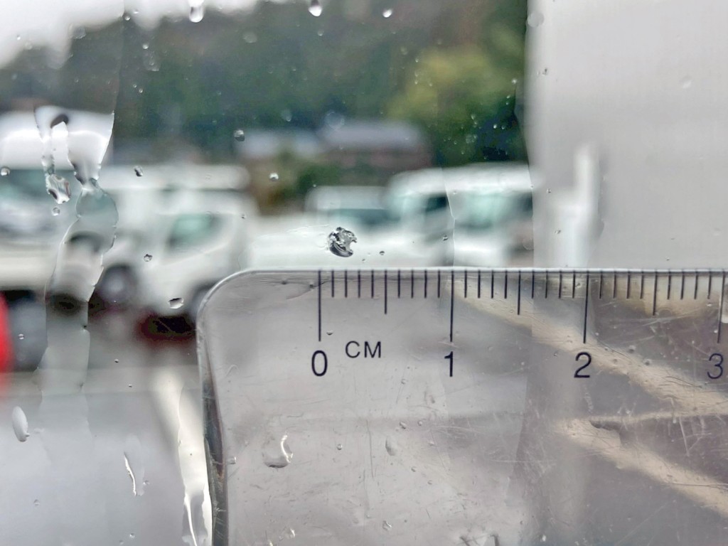 フロントガラスの運転席側下部に飛び石跡があります。|UDトラックス クオン 2PG-GK5AADの写真24