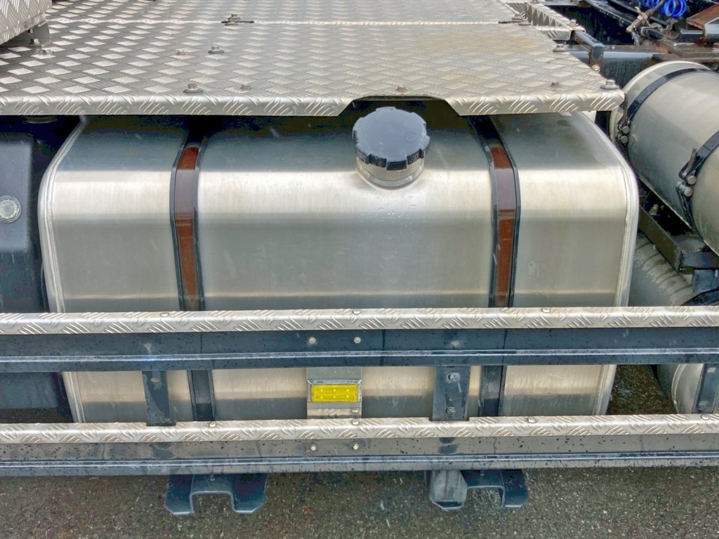 燃料タンクは400Lアルミ製です。|UDトラックス クオン 2PG-GK5AADの写真25