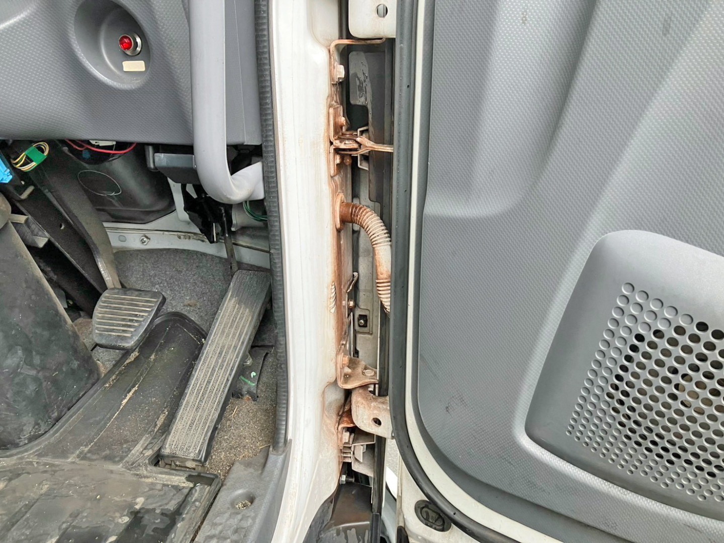 運転席ドアのヒンジにガタがあります。|いすゞ フォワード SKG-FRR90S2(2WD)の写真8