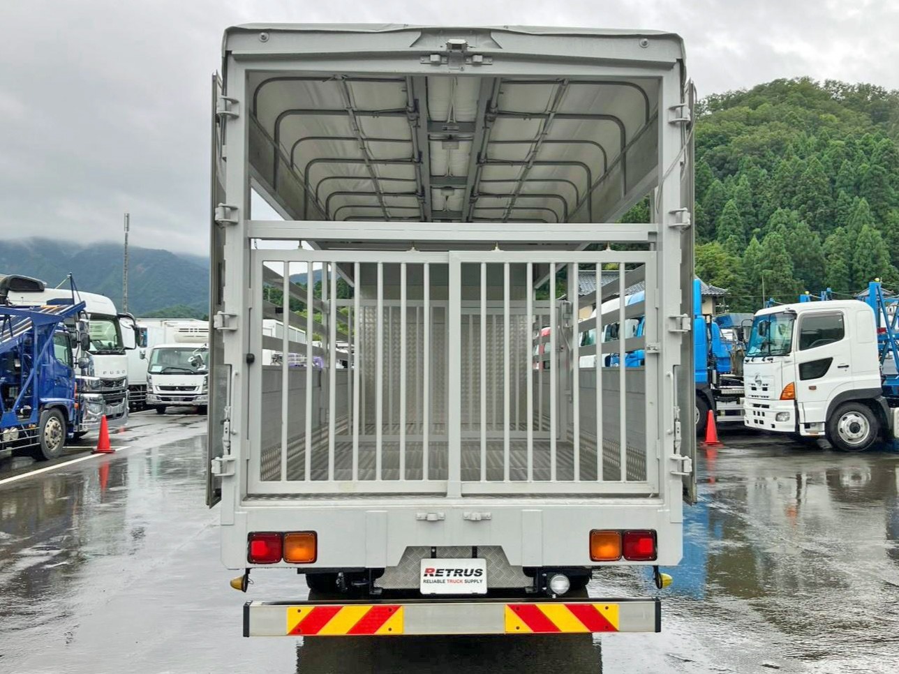 リヤドアを開くと、スライド式のゲートが付いています。|いすゞ フォワード SKG-FRR90S2(2WD)の写真10