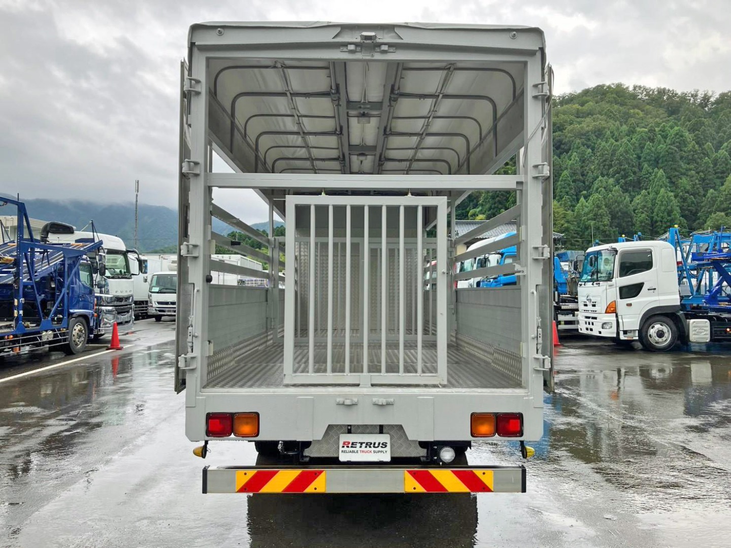 ゲートを開いた状態です。|いすゞ フォワード SKG-FRR90S2(2WD)の写真13