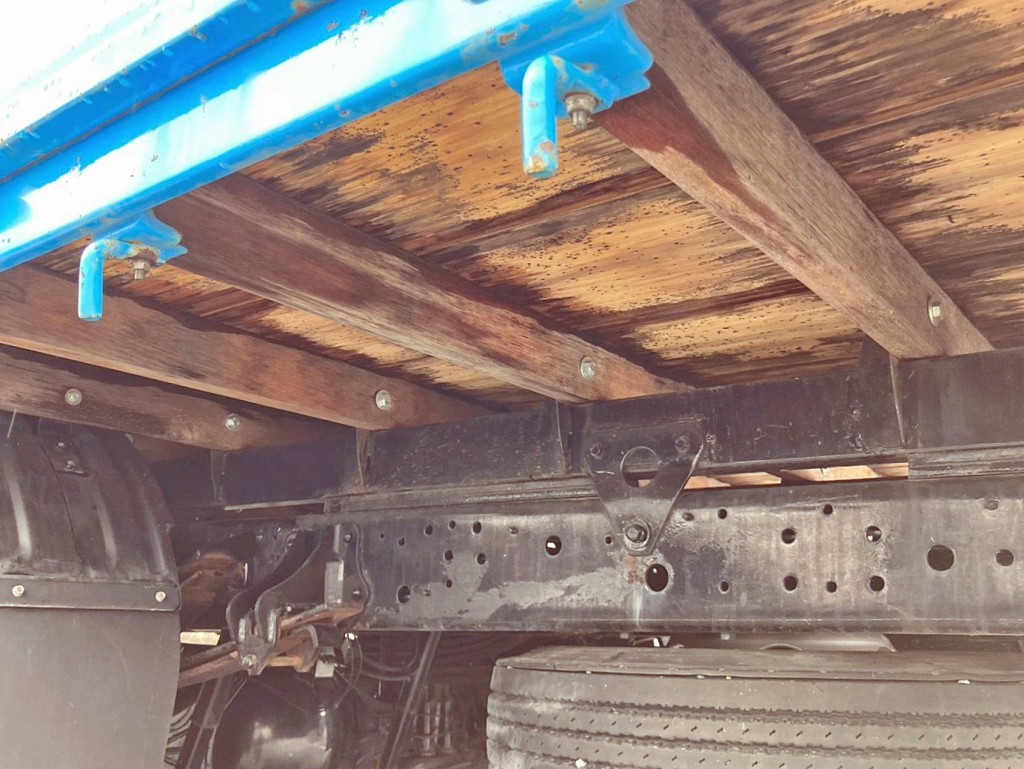 シャーシとネタの状態です。(縦ネタは鉄製・横ネタは木製です)|日野 レンジャー ADG-FD7JLWA(2WD)の写真6