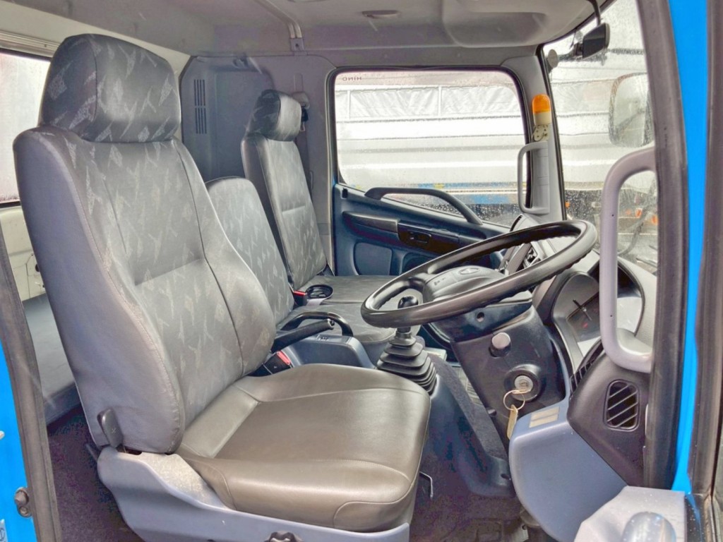 乗車定員は3名です。|日野 レンジャー ADG-FD7JLWA(2WD)の写真7