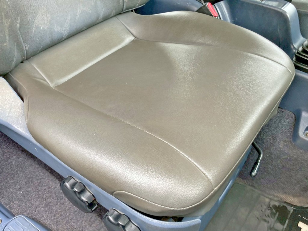 運転席座面は柄違いです。|日野 レンジャー ADG-FD7JLWA(2WD)の写真8