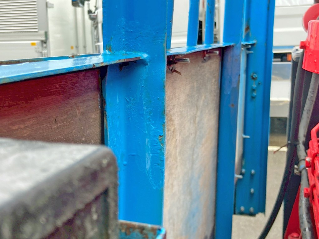 プロテクター上部の骨組みに歪みがあります。(運転席側)|日野 レンジャー ADG-FD7JLWA(2WD)の写真14