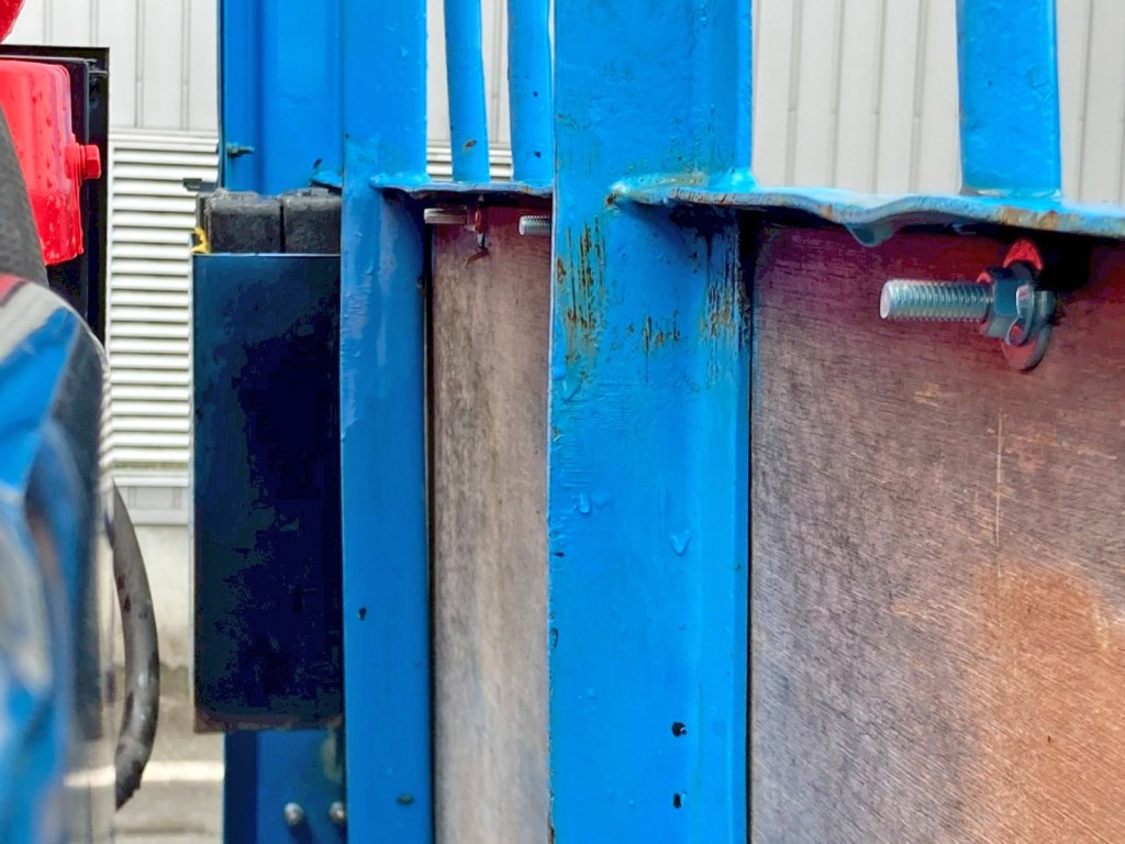 プロテクター上部の骨組みに歪みがあります。(助手席側)|日野 レンジャー ADG-FD7JLWA(2WD)の写真15