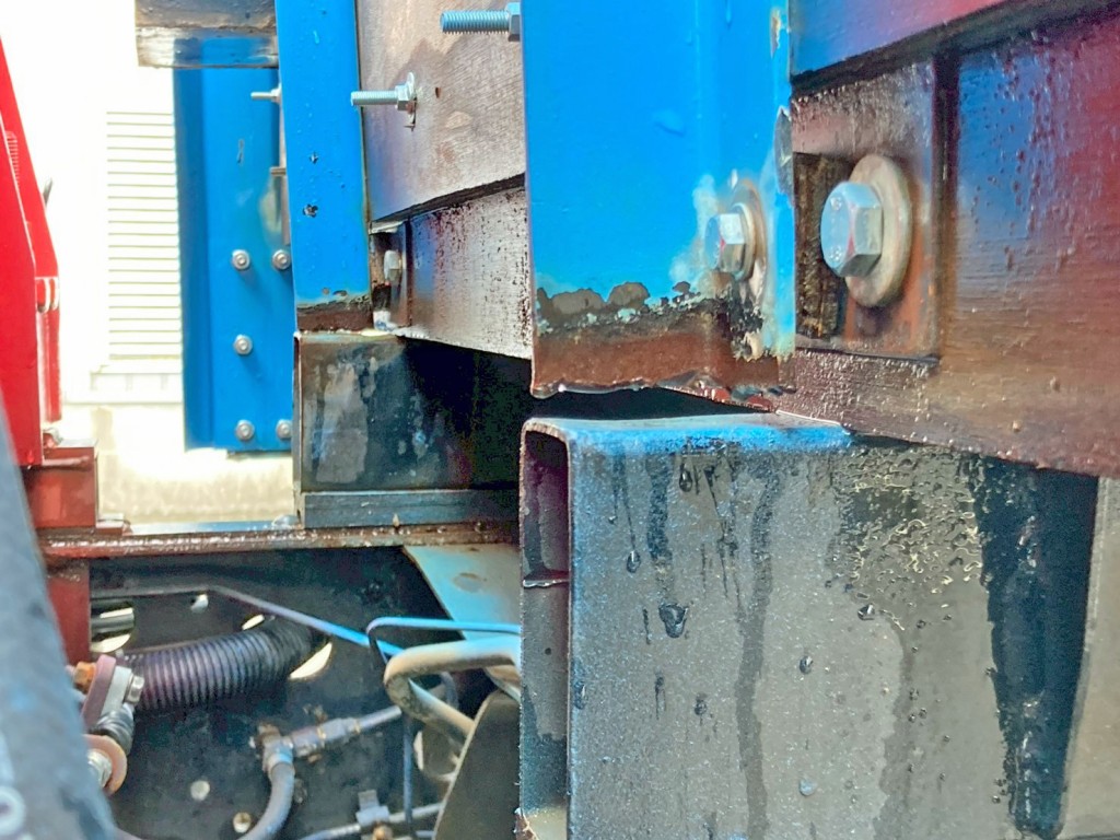 プロテクター下部の骨組みに切断跡があります。(助手席側)|日野 レンジャー ADG-FD7JLWA(2WD)の写真17