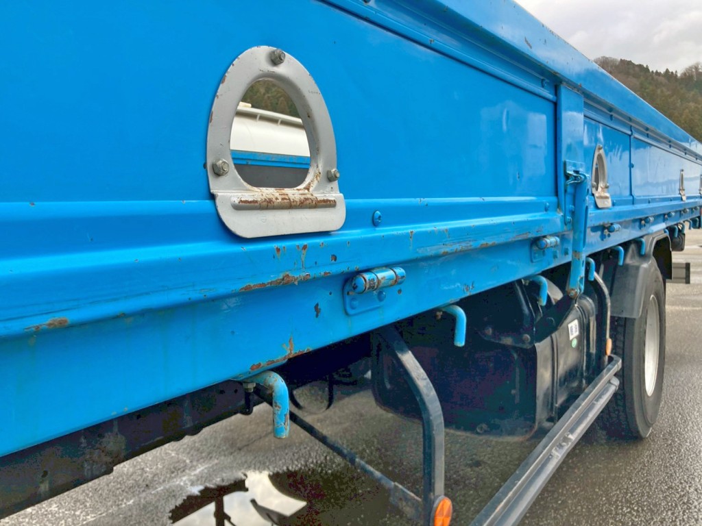 助手席側アオリ前方下部に引きキズ・サビがあります。|日野 レンジャー ADG-FD7JLWA(2WD)の写真21