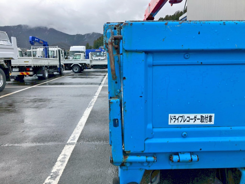 リヤアオリ助手席側にスキマがあります。|日野 レンジャー ADG-FD7JLWA(2WD)の写真26