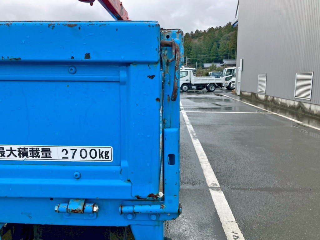 リヤアオリ運転席側にスキマがあります。|日野 レンジャー ADG-FD7JLWA(2WD)の写真27