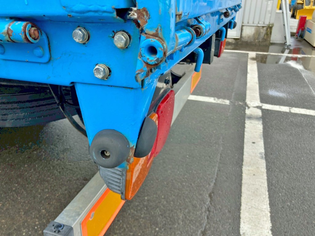 助手席側当たりゴム土台部に曲がりがあります。|日野 レンジャー ADG-FD7JLWA(2WD)の写真28