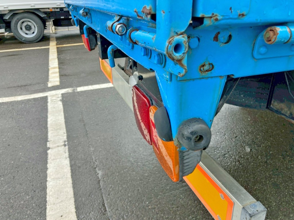 運転席側当たりゴム土台部に曲がりがあります。|日野 レンジャー ADG-FD7JLWA(2WD)の写真29