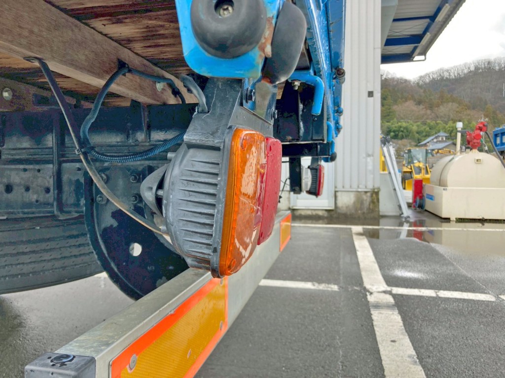 助手席側テールランプブラケットに曲がりがあります。|日野 レンジャー ADG-FD7JLWA(2WD)の写真30